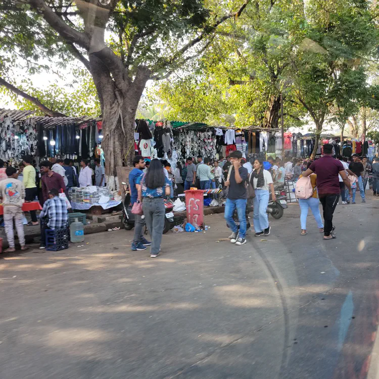 "Fashion Street", a kilometer of clothes markets.