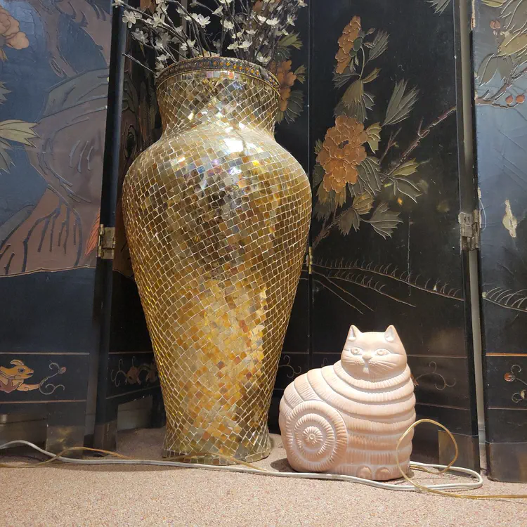 Vase and cat.