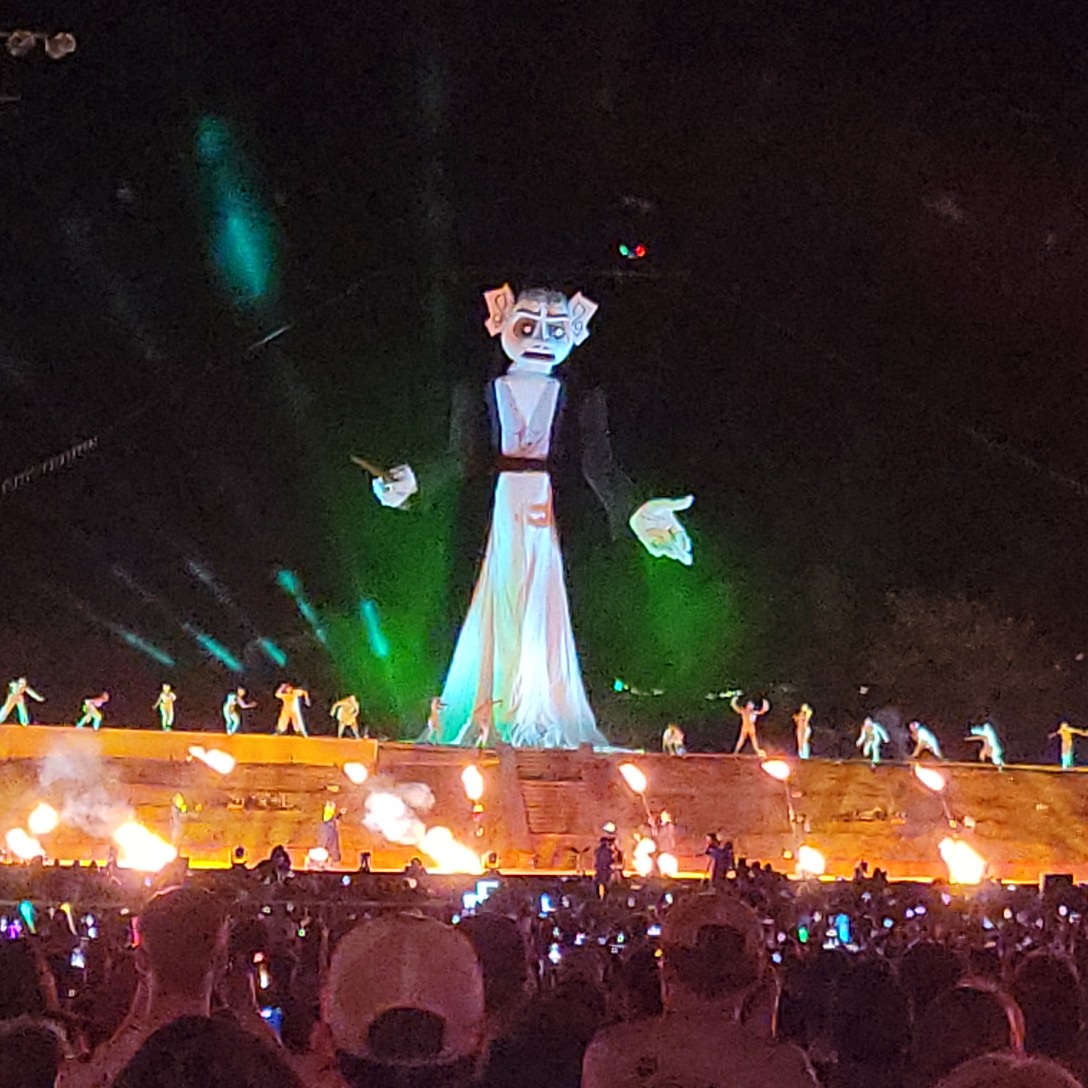 https://alexandre.deverteuil.net/media/albums/2023-09-month-in-review/zozobra/IMG_20230901_212441%20rotated.jpg