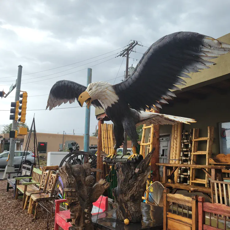 Derpy eagle sculpture.