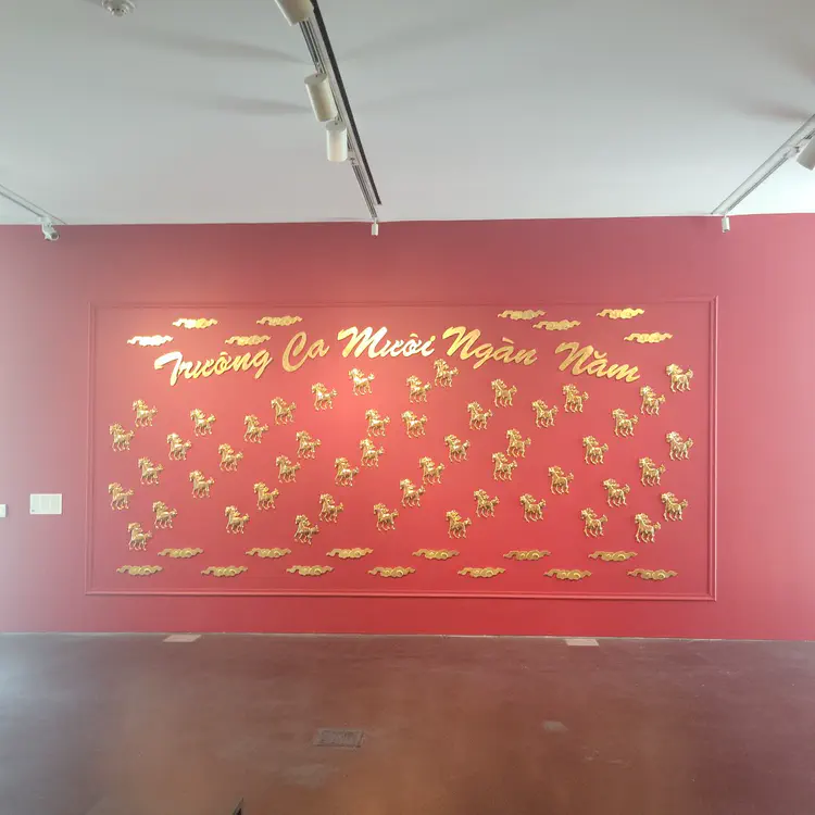 Christian Việt Ðinh. _A Song of 10,000 Years_. 2024. Guilded porcelain and guilded wood.
