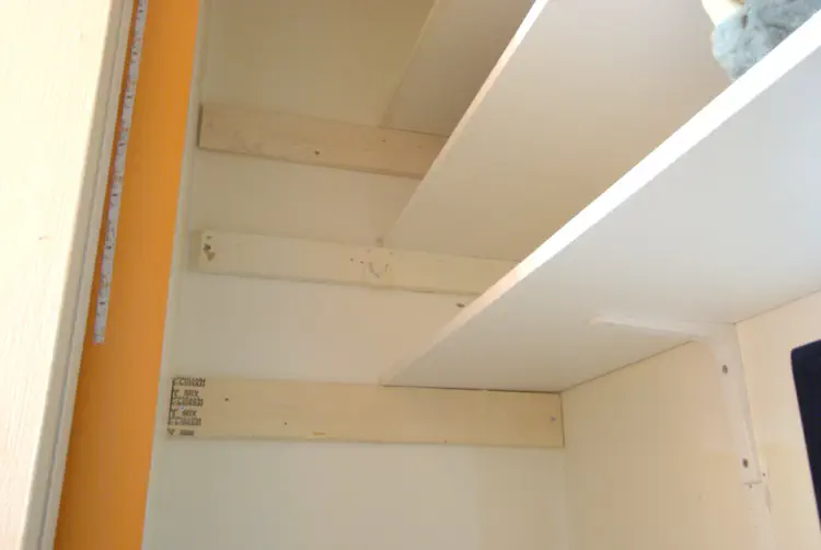 Closeup of the shelves hanging system.