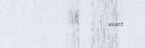 Photo : papier blanc avec le mot «avant» imprimé. Une bande verticale large et irrégulière de toner salit la page.
